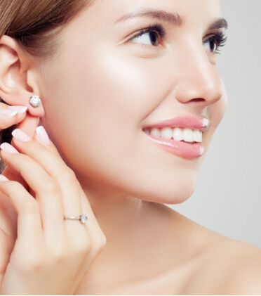 Foratura orecchie e applicazione orecchini